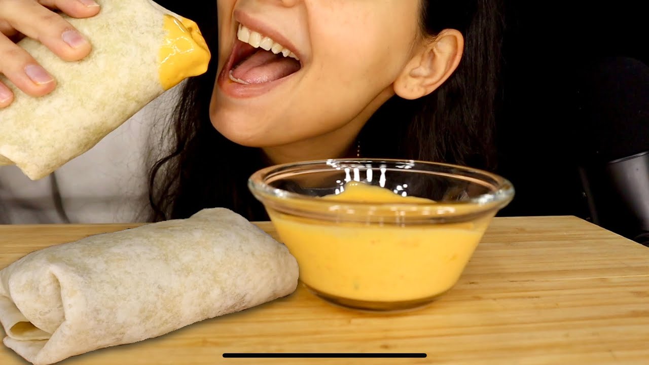 ASMR | EATING A BURRITO! 🌮 MUKBANG (WHISPER) | MANGIA WHISPERS 먹방