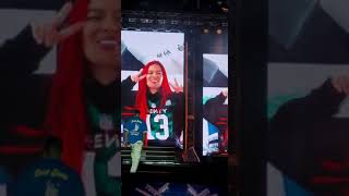 X si volvemos @KarolG @romeo  saludos de karol G en el concierto de romeo en lima peru