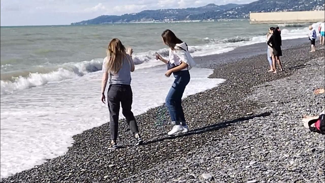 В сочи девушка на пляже с двумя. Сочи пляж ривьера девушки.