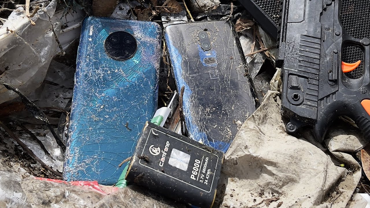 разрушение телефона. сломанный молоток. разрушение телефона. уничтоженный телефон фото. разрушение телефона.