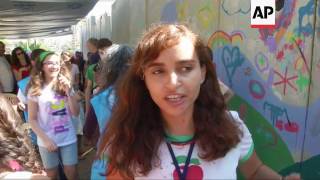 Syrian artist helps children to express themselves