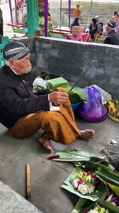 Sesepuh desa bakar dupa berdoa minta keselamatan
