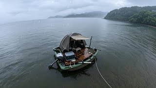 雨の降る海上で静寂と癒しの最高の休日