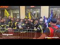 Tensions les pompiers poussent la police tout le monde se fait gazer 