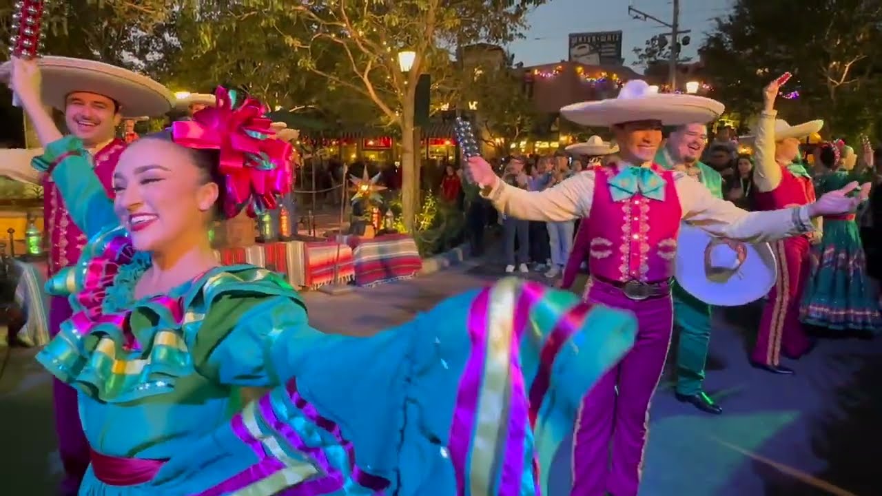 Рождество Мариачи в Диснейленде с Мигелем