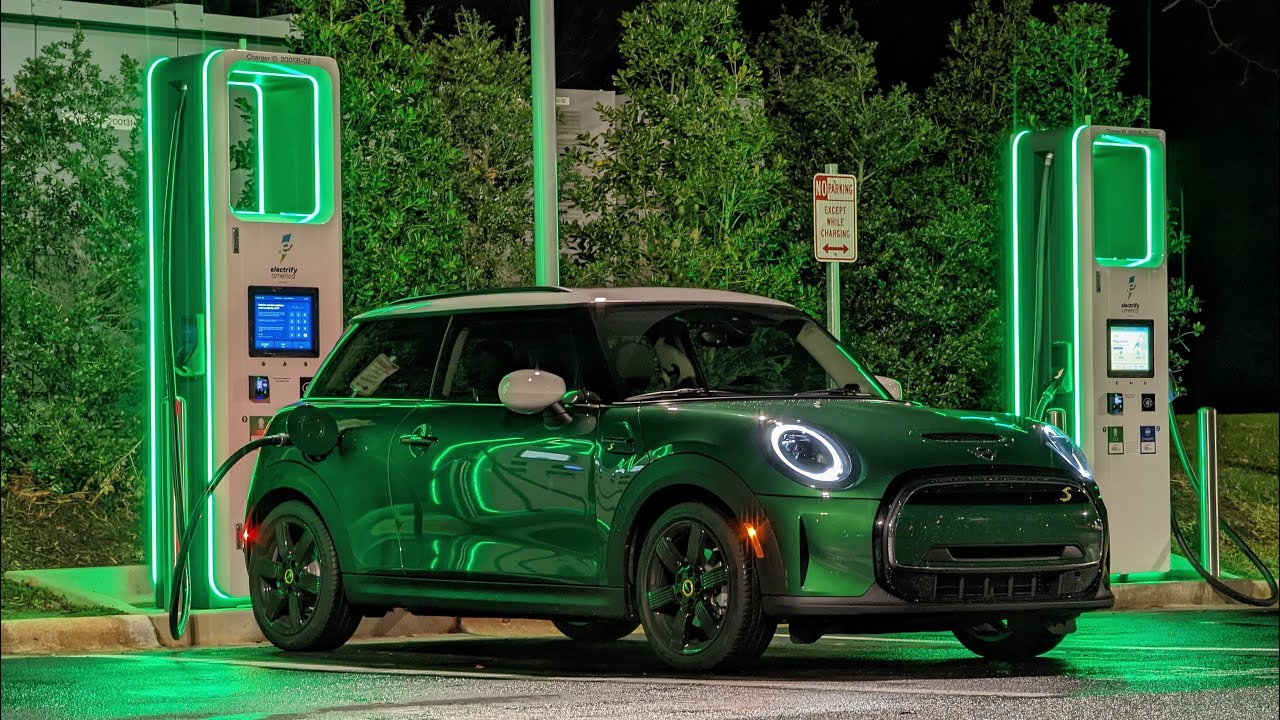 First Comparison: The Electric J01 MINI Cooper SE vs The Petrol