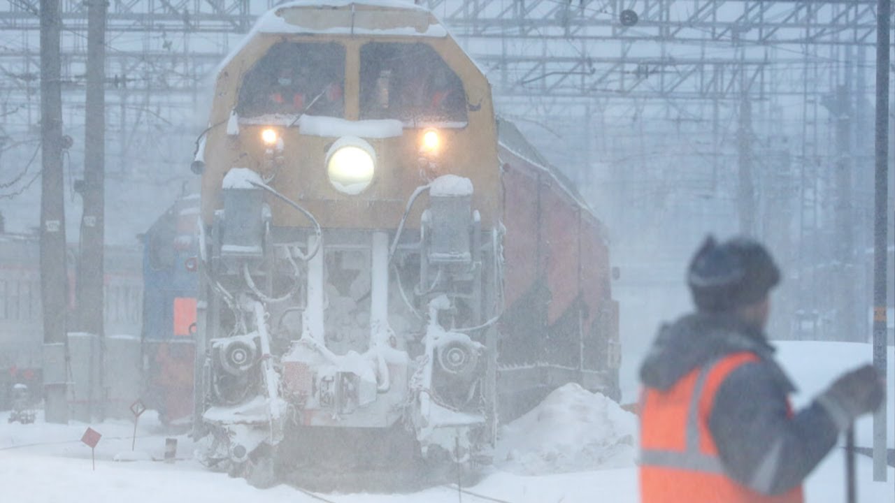 Тысячи железнодорожников вышли расчищать московские пути от сугробов