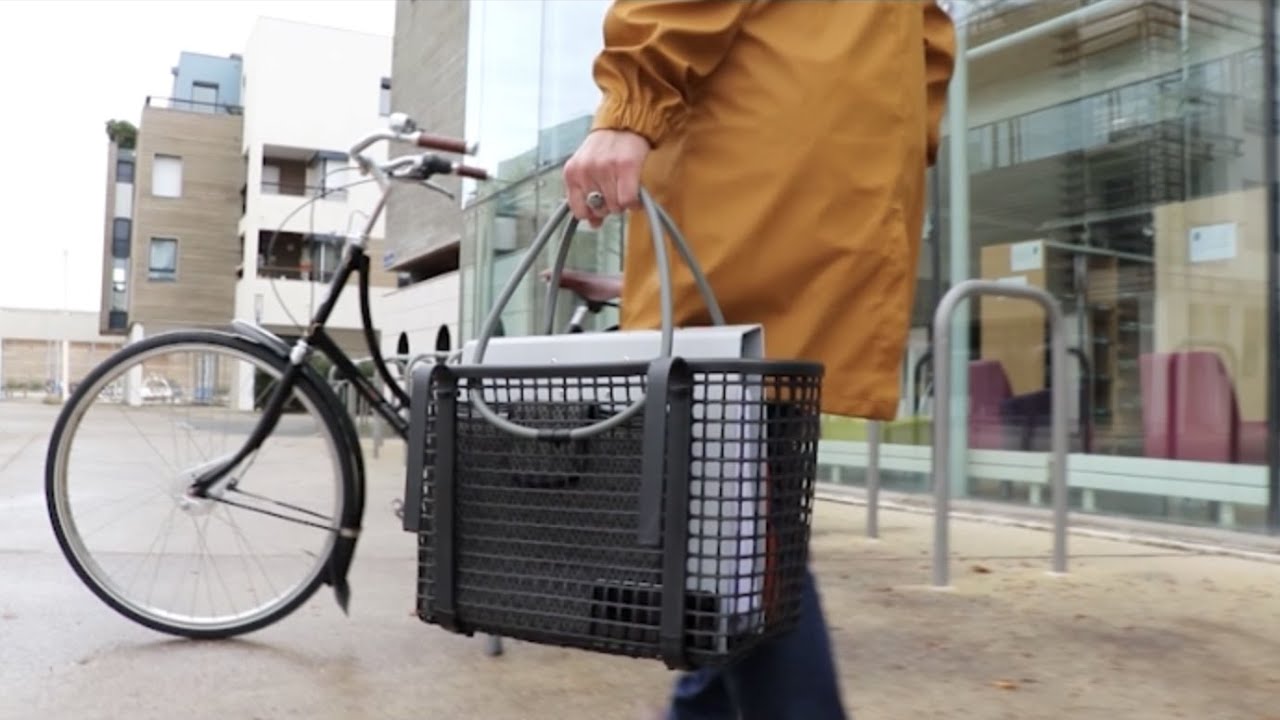 ハンドルバーや荷台に引っ掛けるだけ。持ち運べるバスケット