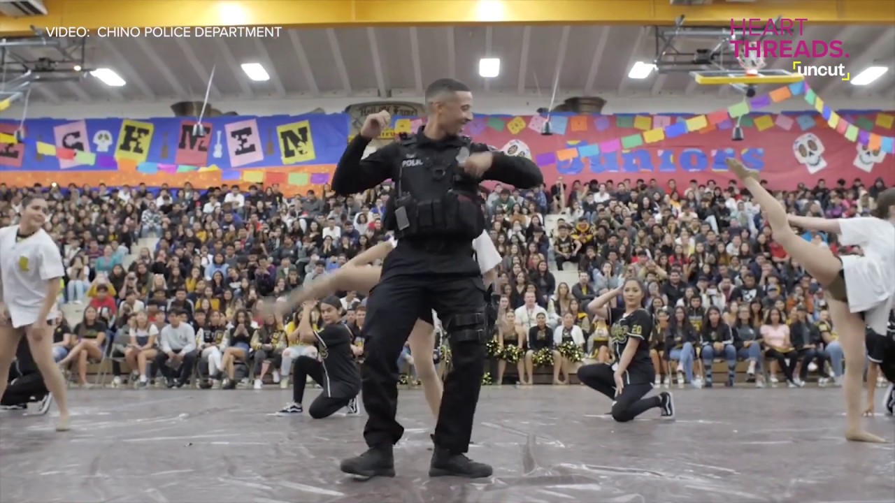 ⁣School Resource Officer says goodbye with an unforgettable performance