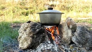 Уха в казане варится на костре (казанок на камнях). Несколько секретов вкусной ухи (в описании) Уха в казане варится на костре (казанок на камнях). Несколько секретов вкусной ухи (в описании)