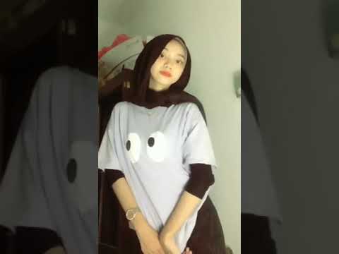 cewek hijab lagi menggoda