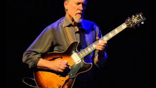 Video voorbeeld van "Softly as in a morning sunrise - John Scofield"