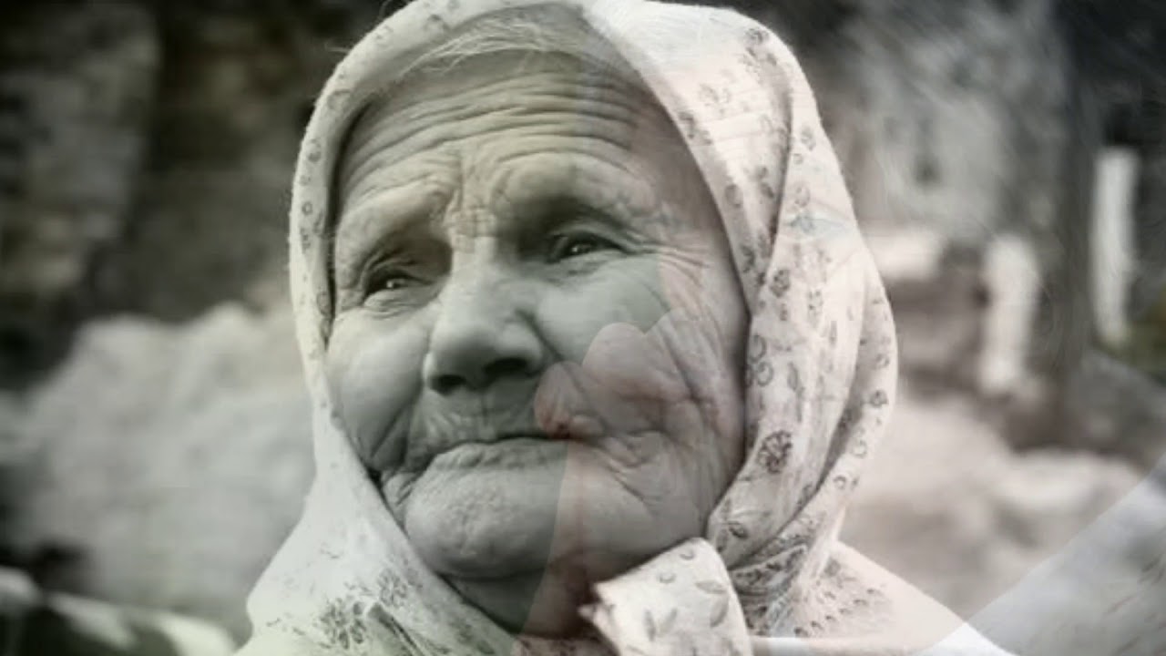 Мама пока волосатая. Бабушка плачет. Старуха плачет. Бабушка плачет от счастья. Плачущая от счастья бабушка.