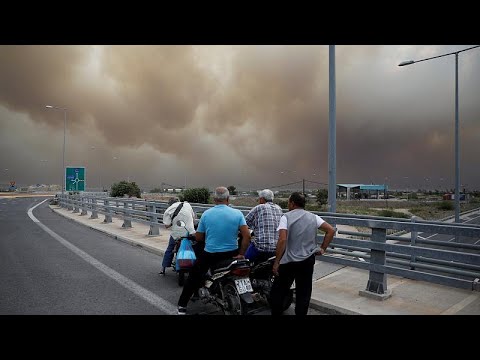 Grecia, vasti incendi vicino ad Atene: abitanti evacuati