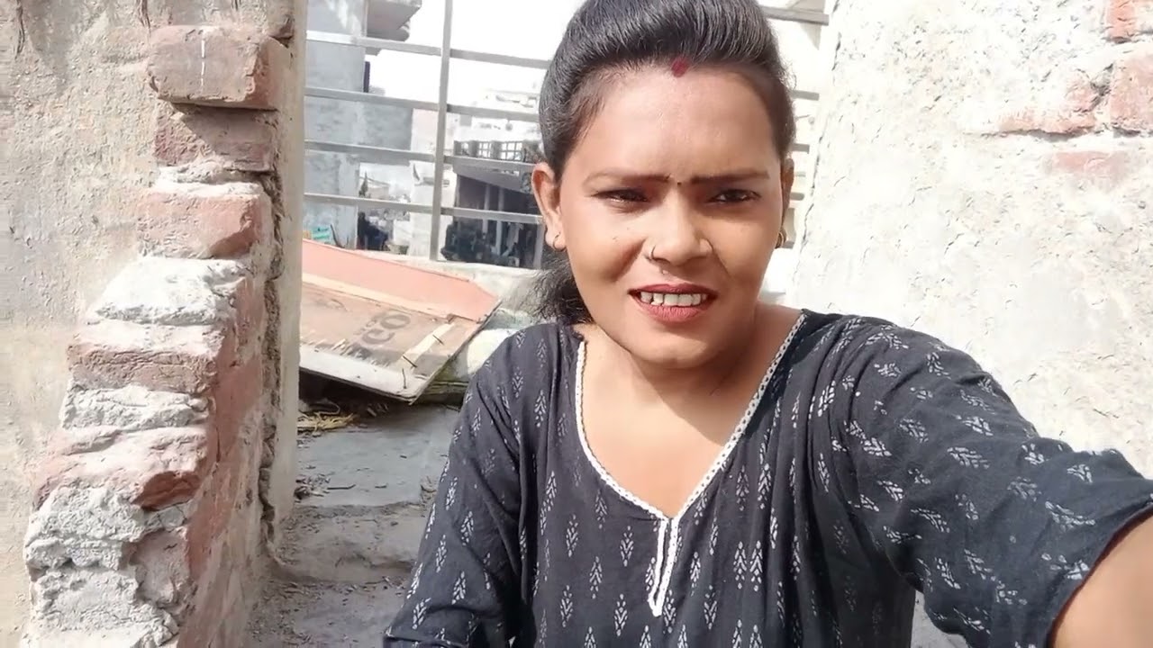 मैं बैठी हूं छत पर धूप लेने