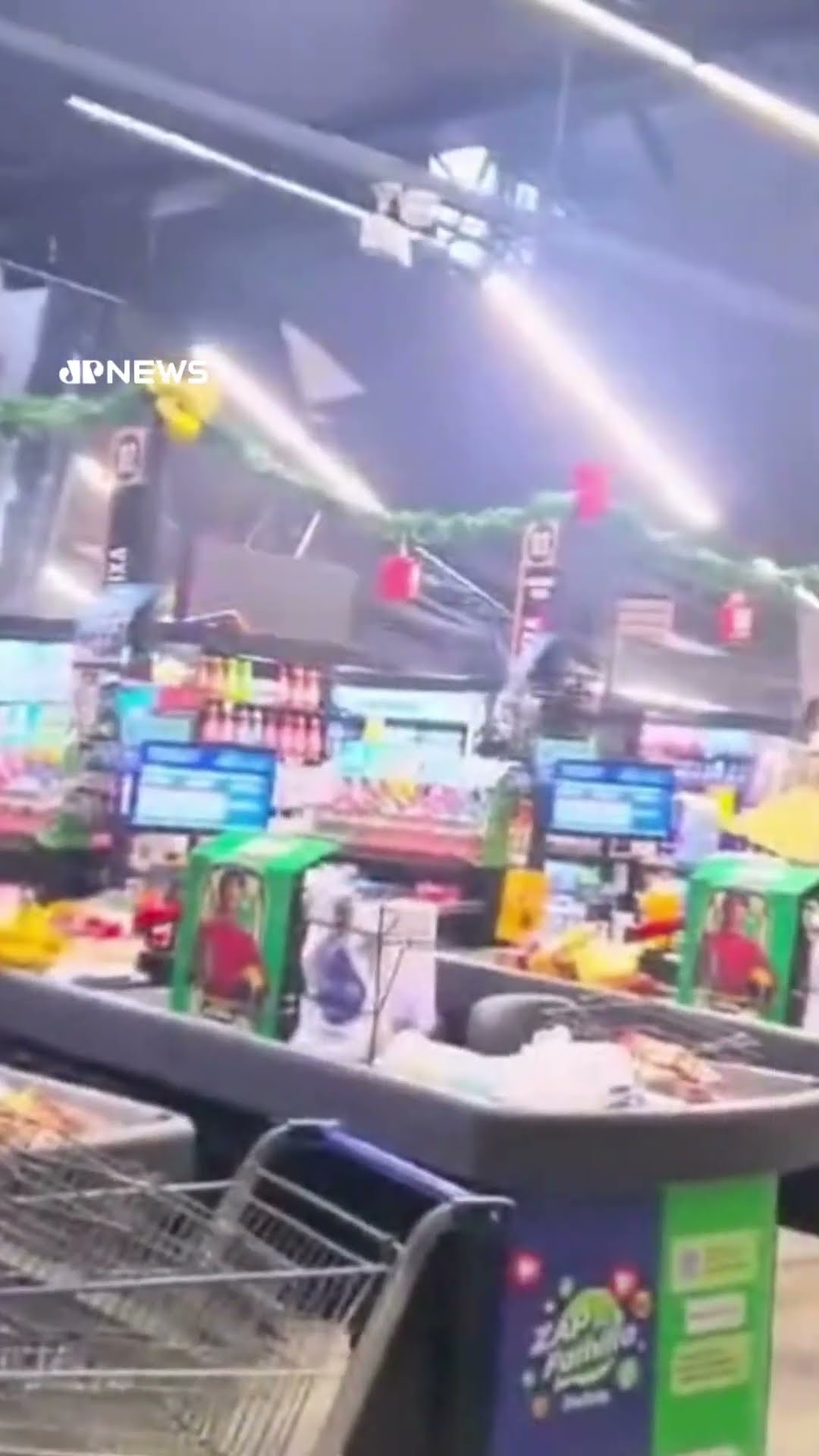 Teto de supermercado desaba em Barueri após chuva forte #shorts