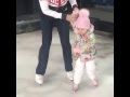 Татьяна Навка с мужем и дочерью катаются на коньках