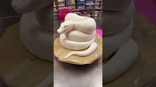 Make a carved snake cake with me 🤗 #snakecake #carvedsnakecake #fondantsnakecake #fondantart