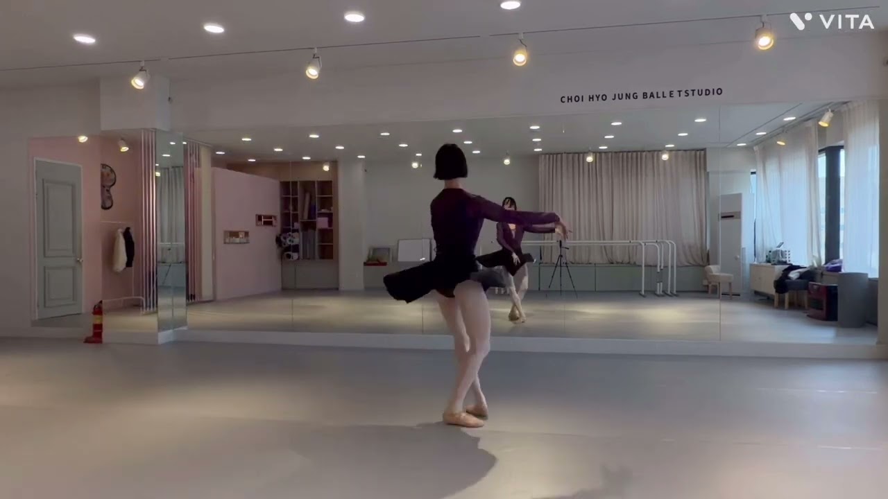 오늘도 연습실은 나만의 무대.보는이 없어도 “나혼자춘다”^^#발레#발레브이로그 #발레리나 #ballet#balletdancer #발레전공 이제는 #취미발레