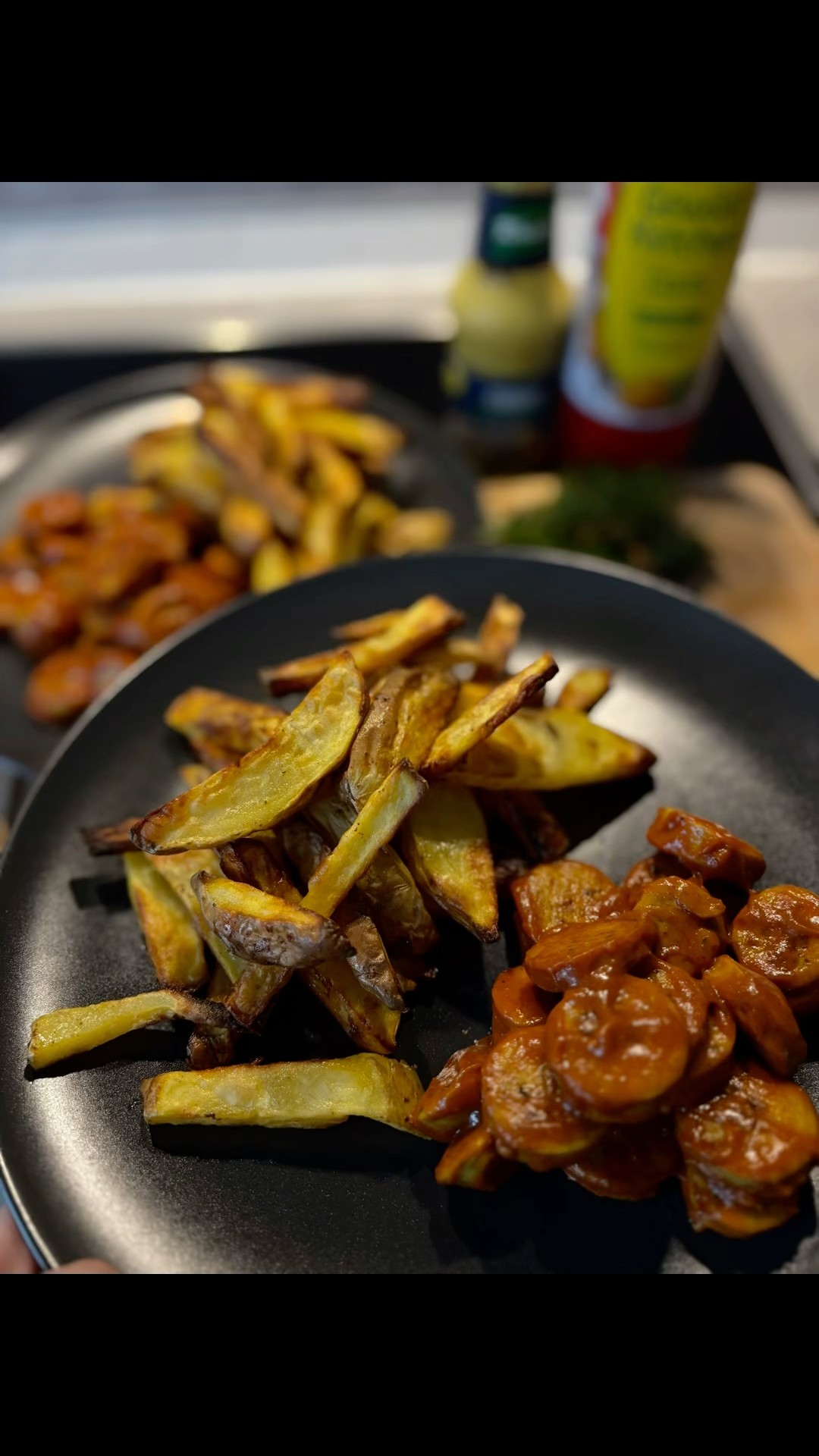Selbstgemachte Pommes im Airfryer und Currywurst mit einer schnellen ...