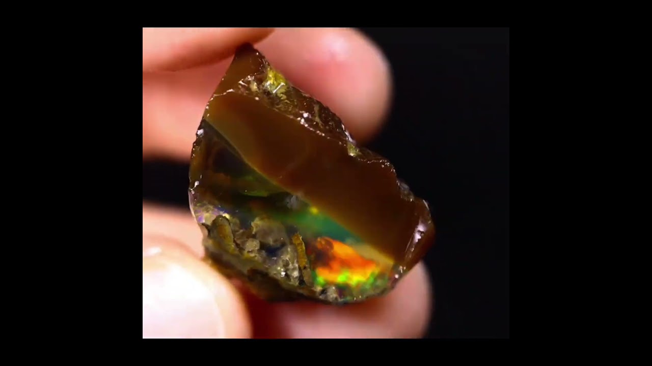 RARE ! OPALE BLANCHE MULTICOLORE D'ETHIOPIE : 4,60 CARATS