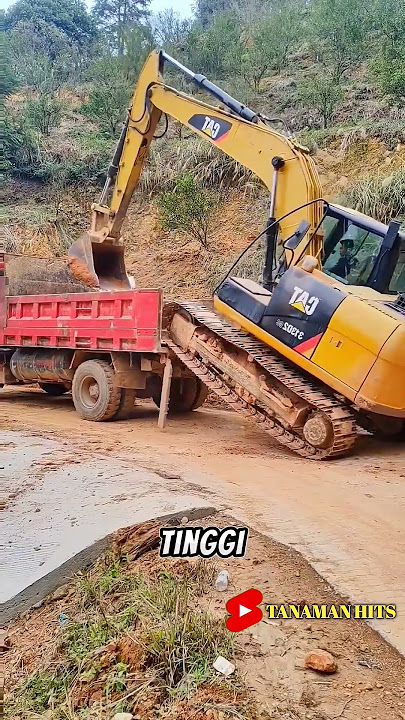 ✅Detik detik menegangkan kendaraan bego naik ke atas mobil truk #shorts #shortsvideo