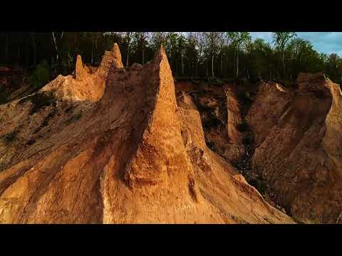 Video: Chimney Bluffs Dövlət Parkı: Tam Bələdçi