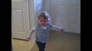 3 летняя девочка плачет и психует из-за того что не хочет чтобы мама снимала на камеру