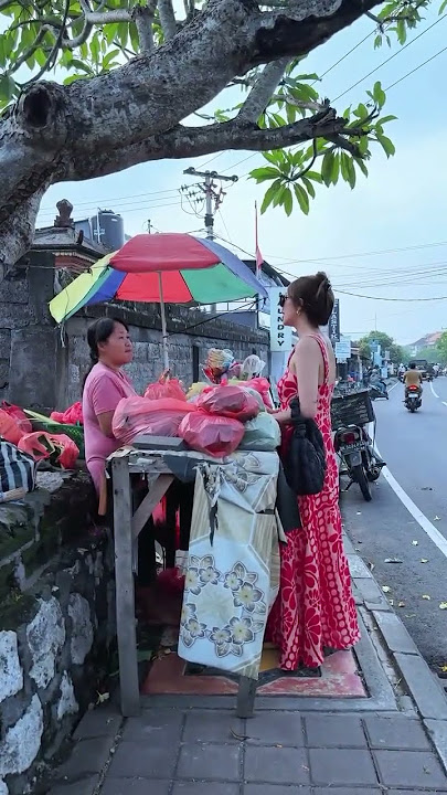 Kak Yoni beli canang #selebgram #streetfood #food #ytshort #shorts #short #vlog