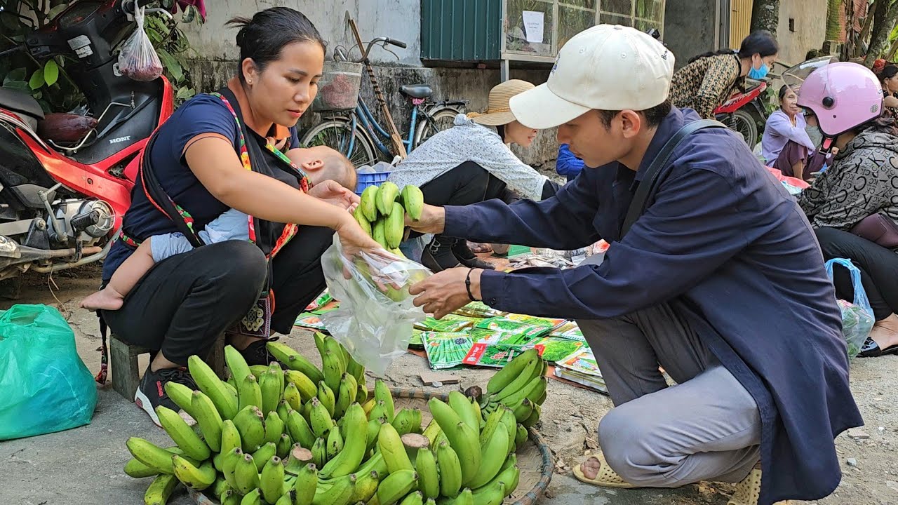 Single Mother Sells Bananas, Takes Care of Her Child And Plants Seeds To Start A New Journey