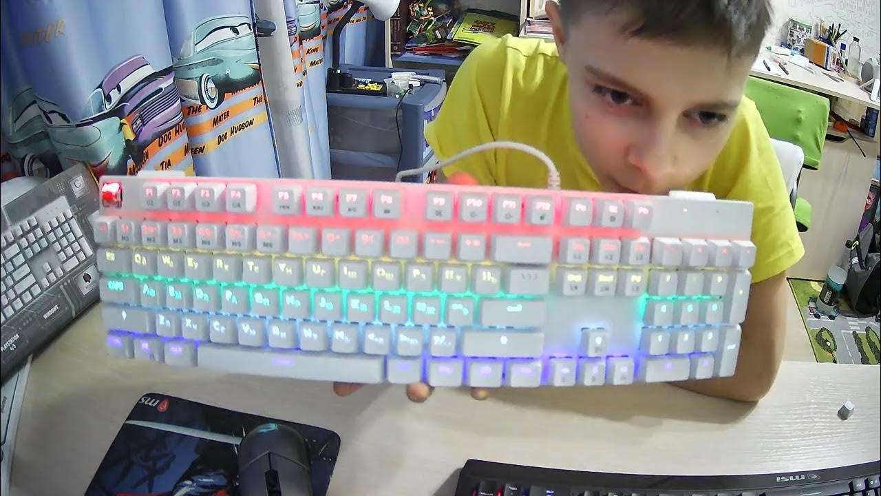 Комната в геймерском стиле. Игра half life 3. Геймерский стол икеа. Стол геймера икеа. Hyper pc водяное охлаждение.