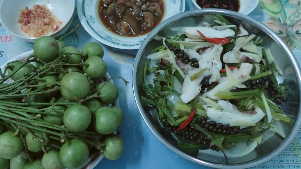 NhungVo Vlog.Cuộc sống ở quê mời cả nhà ăn mực hấp rừng rất ngon. - YouTube