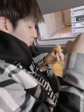 Pentagon's Wooseok eating a sweet potato ☆(❁‿❁)☆