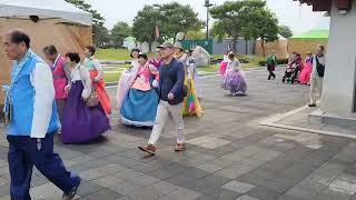 Kongresanoj vestas sin per Hanbok, Korea tradicia vesto. 한복 퍼레이드