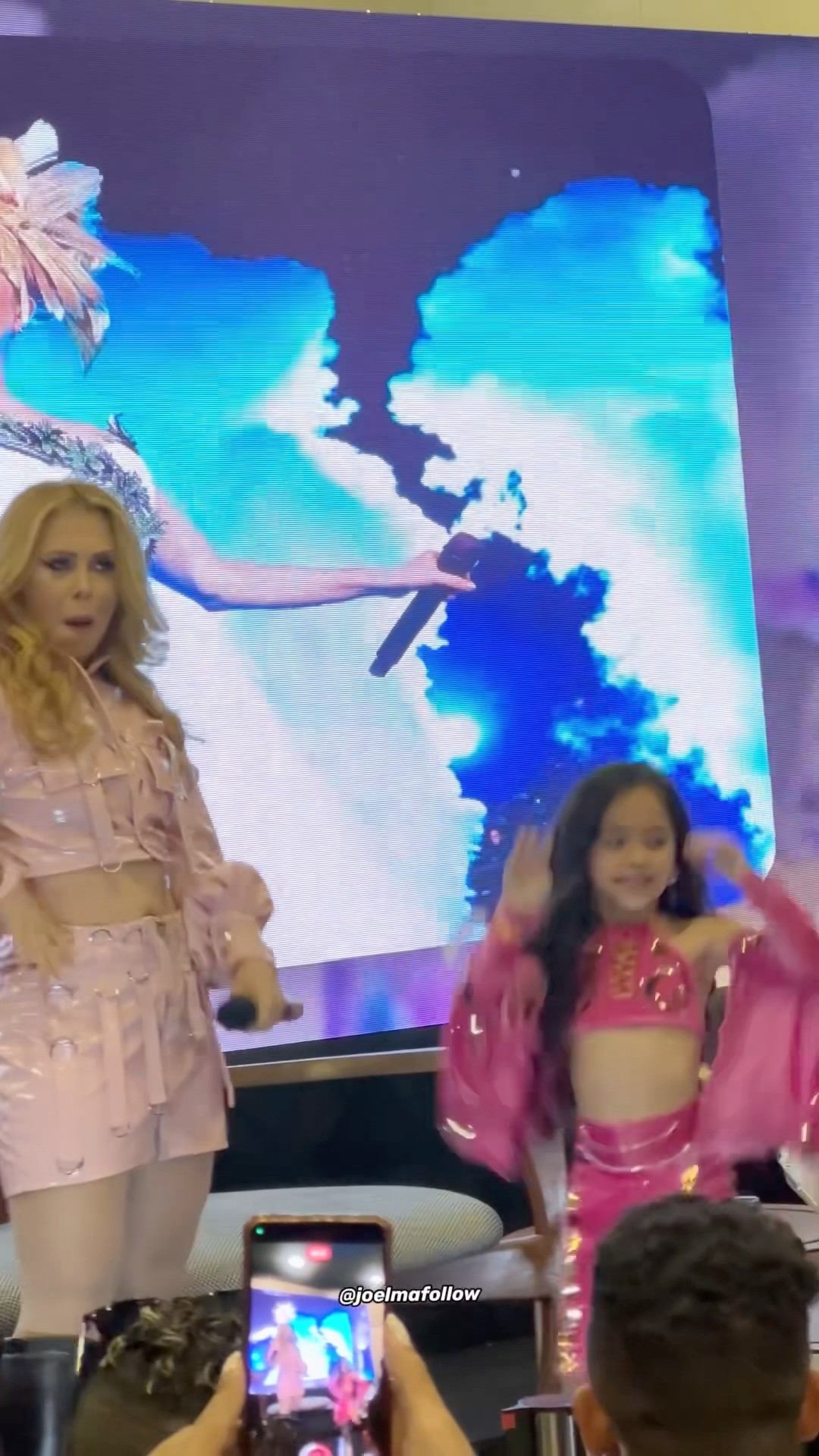 Fã criança realiza o sonho de conhecer Joelma