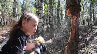 Little Girl Punches Down Tree Using Boxing Skills screenshot 5