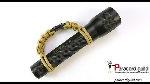 Simple paracord flashlight handle
