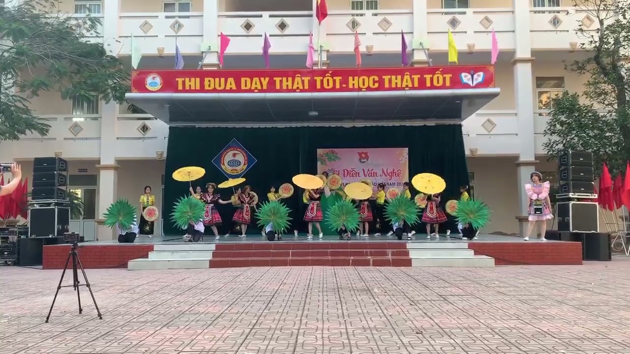 Em là cô giáo vùng cao & Cõng chữ về bản. A10K61-TRƯỜNG THPT LƯƠNG ĐẮC BẰNG