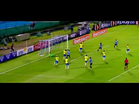 شاهد لاعب المنتخب الأوروغواي نونيز يكسر عارضة المنتخب البرازيلي