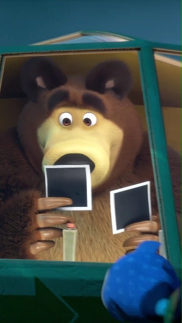 Download lagu Masha dan Beruang; sedang berenang di laut, memotret ubur-ubur dan ikan