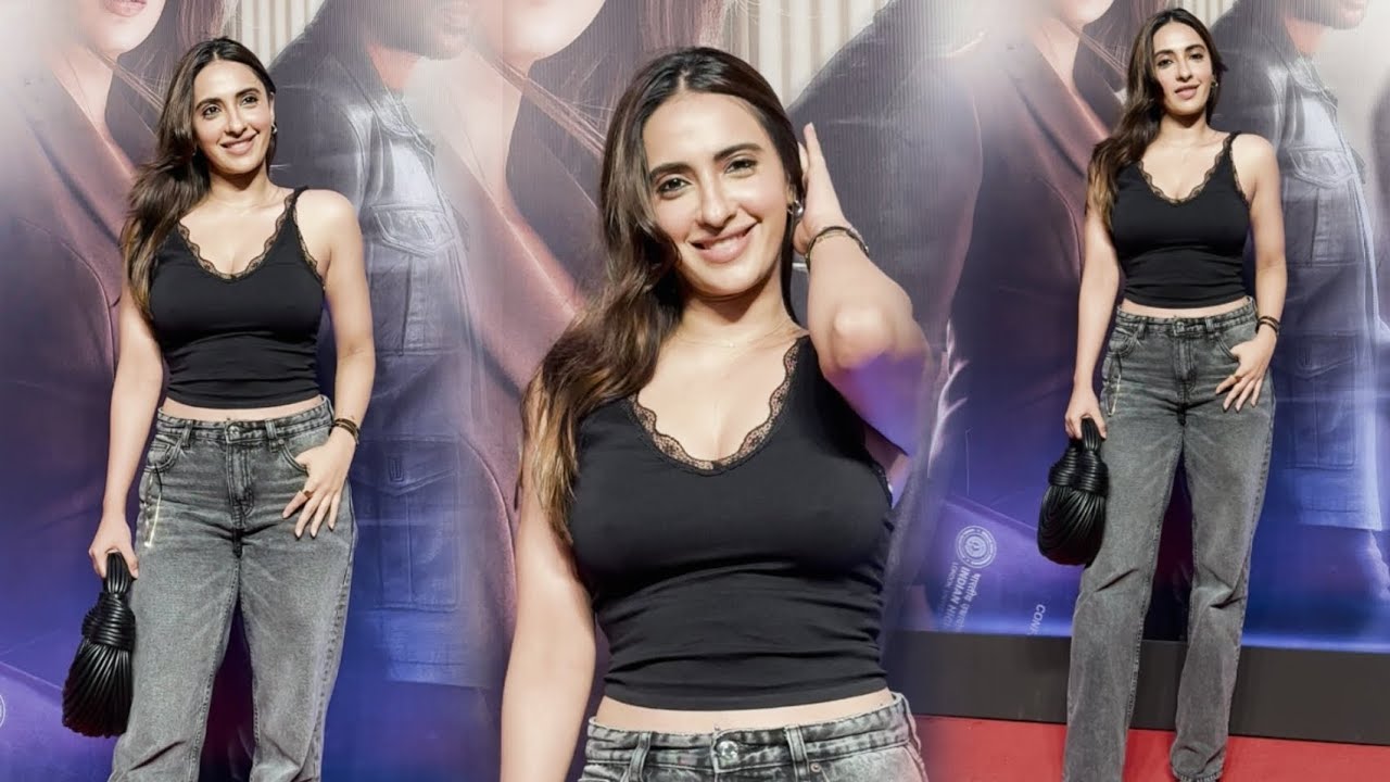 Akanksha Ranjan Looks Beautiful 😍 At Juhu Pvr For Ulajh Screening