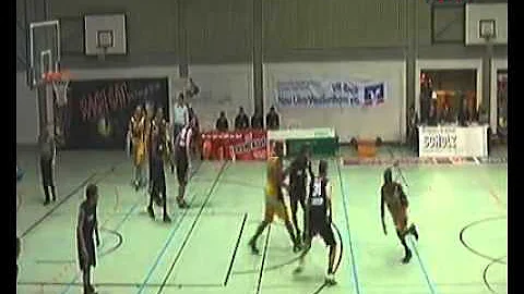 Marcus Johnson (Giessen Pointers) posterizes DeUnd...