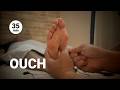 OUCH 足つぼ | 静かにOUCH 筋トレに励む会社員 | 夏バテ | 20代男性 | 右足