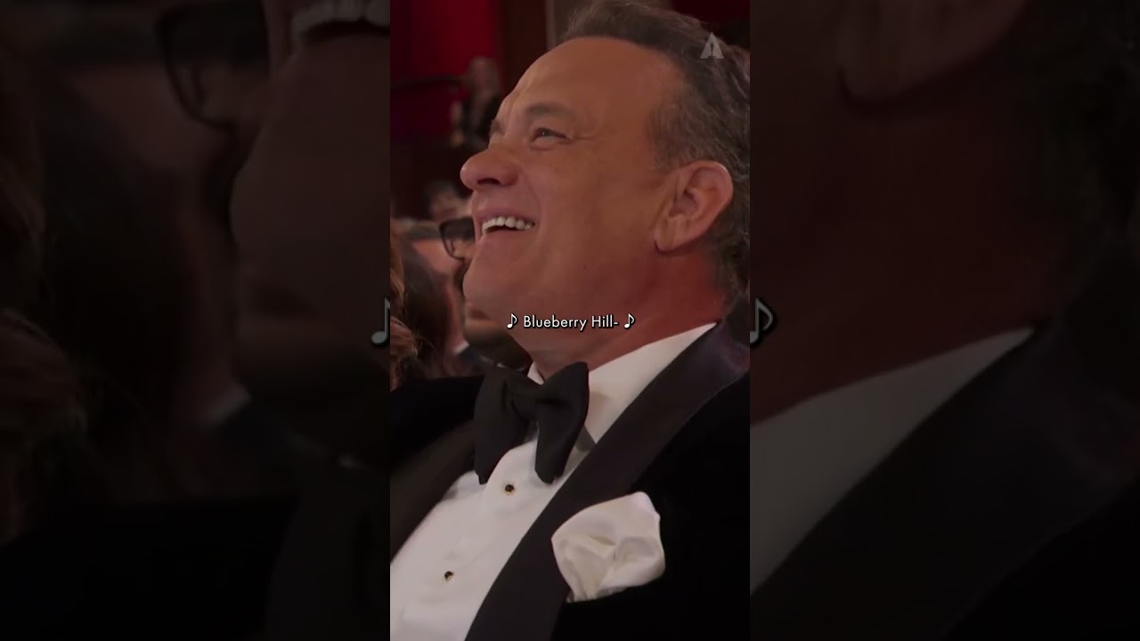 ⁣Billie Eilish Reacts to Kristen Wiig and Maya Rudolph Sing at the Oscars
