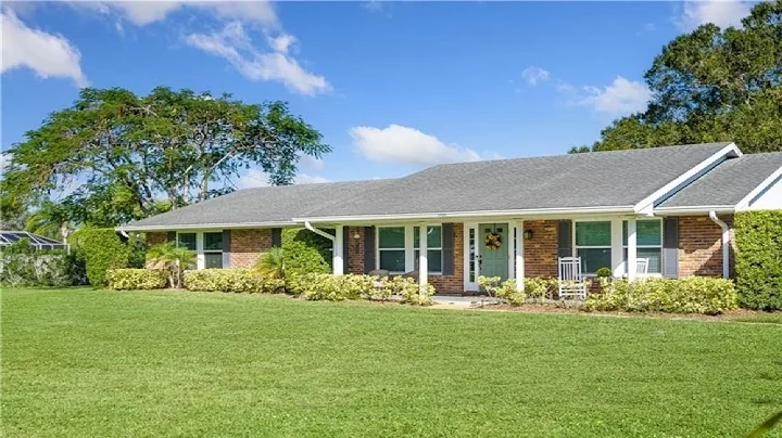 2426 1st Place, Vero Beach, FL Presented by Dustin...