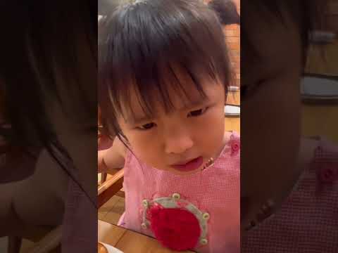 Video Bé Chippy ăn kem pizza cùng ba - youtube