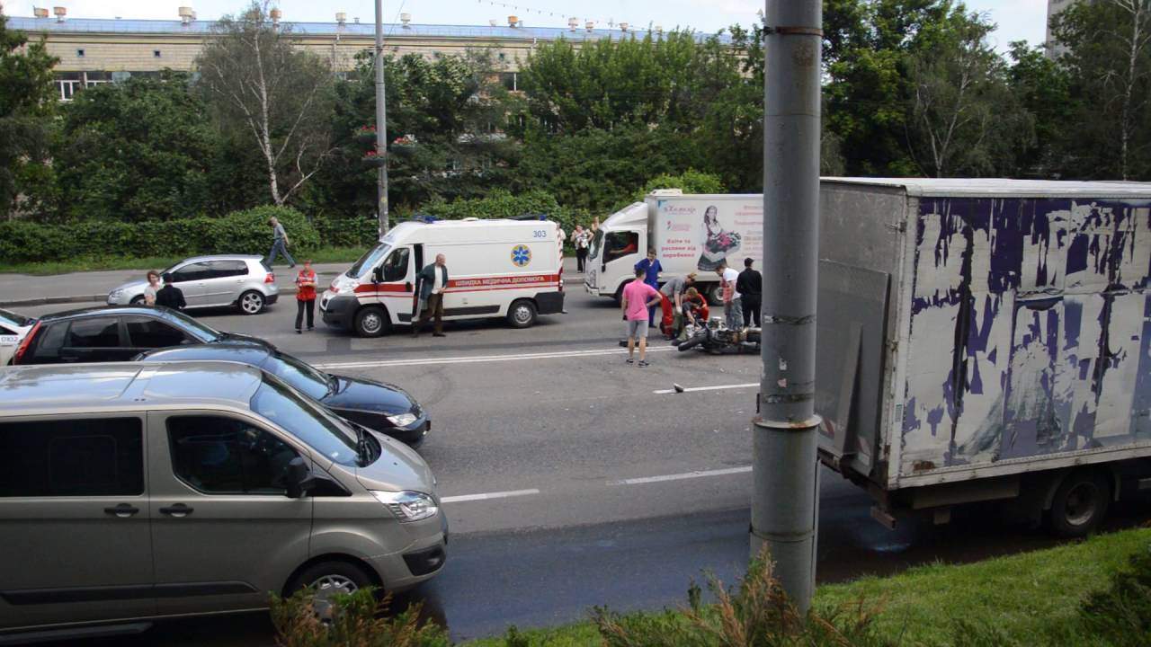 ДТП на Голосеевском проспекте в Киеве. Тяжело травмирован мотоциклист (ФОТО) ДТП на Голосеевском проспекте в Киеве. Тяжело травмирован мотоциклист (ФОТО)
