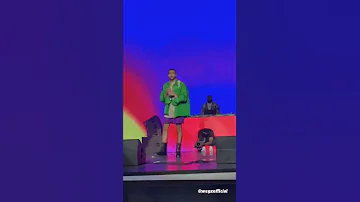 اطلاله ويجز من المسرح بملابسه المثيره للجدل 
