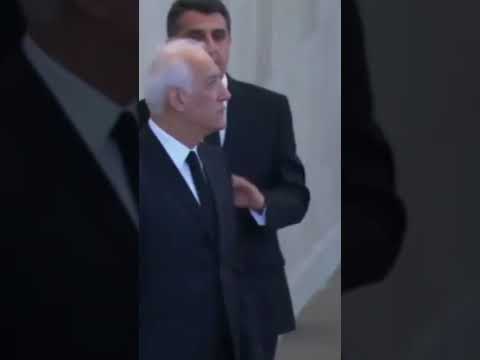 Скандал. Президент Армении сделал селфи с гробом королевы