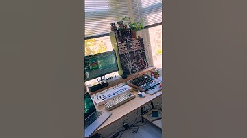 🎵 Sound design with modular synth  📷 Dani Dasero